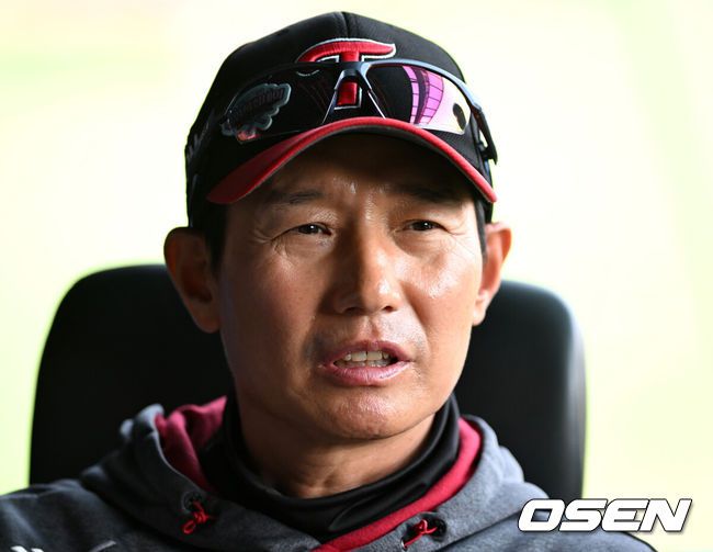 [OSEN=잠실, 이대선 기자] 14일 오후 서울 잠실야구장에서 2025 신한 SOL Bank KBO리그 LG 트윈스와 키움 히어로즈의 경기가 열렸다.LG는 송승기, 키움은 로젠버그를 선발 투수로 내세웠다.경기에 앞서 LG 염경엽 감독이 취재진과 이야기를 나누고 있다. 2025.05.14 /sunday@osen.co.kr