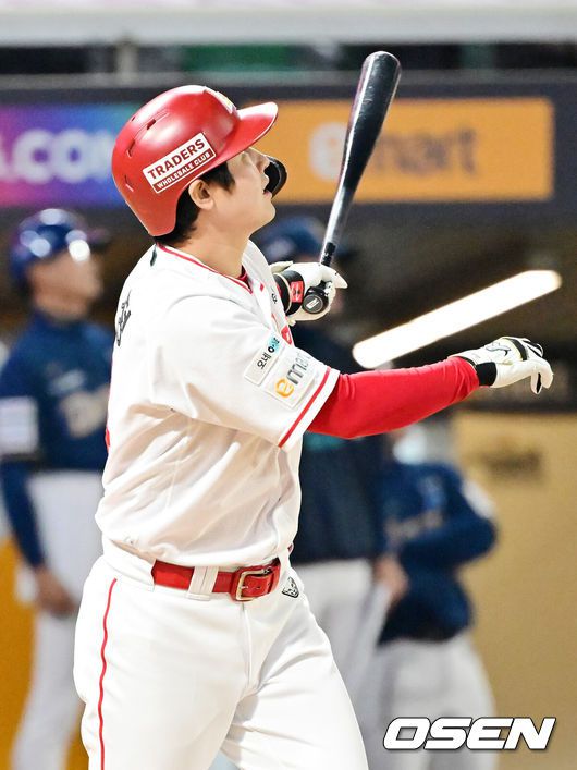 [OSEN=인천, 민경훈 기자] 15일 오후 인천 SSG랜더스필드에서 ‘2025 신한 SOL Bank KBO리그’ SSG 랜더스와 NC 다이노스의 경기가 열렸다.SSG는 문승원을, NC는 라일리를 선발로 내세웠다.6회말 2사 주자 1루 SSG 최정이 좌월 동점 투런 홈런을 때리며 KBO리그 최초 500홈런에 성공하고 있다. 2025.05.13 / rumi@osen.co.kr