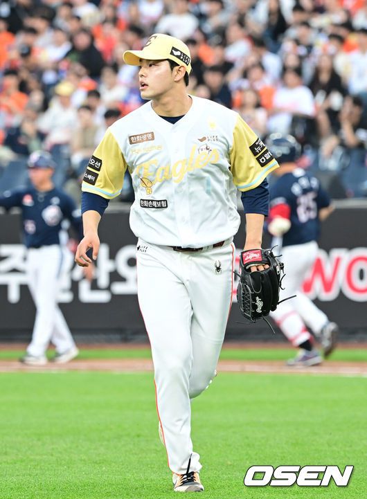 [OSEN=대전, 김성락 기자] 14일 대전 한화생명볼파크에서 ‘2025 신한 SOL Bank KBO리그’ 한화 이글스와 두산 베어스의 경기가 열렸다.이날 한화는 문동주, 두산은 잭로그를 선발로 내세웠다.1회초 무사 1, 3루 한화 문동주가 두산 양의지에게 선취 1타점 적시타를 허용, 타구를 바라보고 있다. 2025.05.14 / ksl0919@osen.co.kr