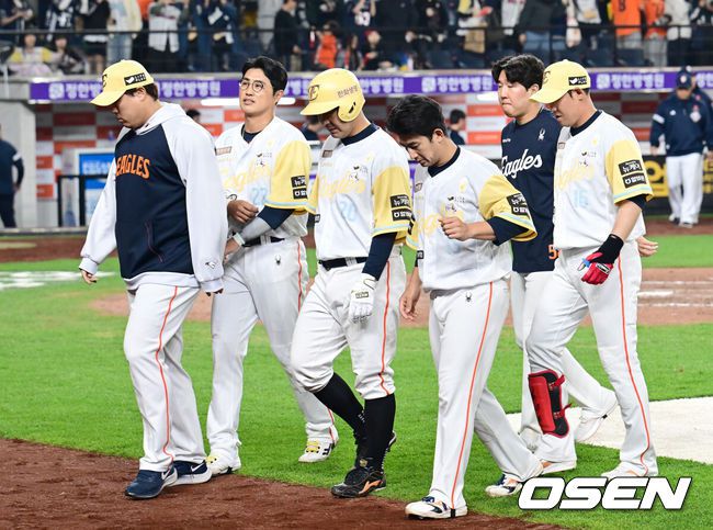 [OSEN=대전, 김성락 기자] 프로야구 한화 이글스의 연승 행진이 ’12’에서 끝났다. KBO리그 최초 홈·원정 15경기 연속 매진으로 흥갱 기록을 세운 날 12연승이 끝났다. 9회말 2사 후 상대의 파울플라이 포구 실책 이후 최인호의 극적인 동점 투런 홈런이 터졌지만 연장 11회초 결승점을 낸 두산 베어스가 가까스로 이겼다.두산은 13일 대전 한화생명볼파크에서 열린 2025 신한 SOL Bank KBO리그 한화와의 원정경기를 연장 11회 접전 끝에 4-3으로 승리했다. 경기 종료 후 한화 이글스 선수들이 아쉬워하고 있다. 2025.05.13 / ksl0919@osen.co.kr