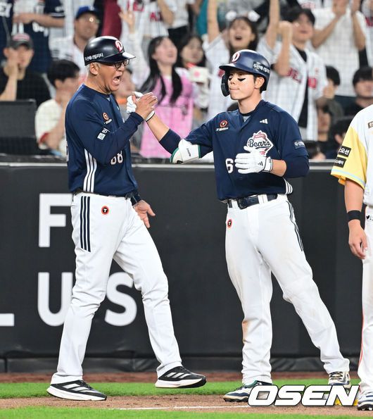 [OSEN=대전, 김성락 기자] 14일 대전 한화생명볼파크에서 ‘2025 신한 SOL Bank KBO리그’ 한화 이글스와 두산 베어스의 경기가 열렸다.이날 한화는 문동주, 두산은 잭로그를 선발로 내세웠다.8회초 1사 1루 두산 오명진이 1타점 적시 3루타를 날린 뒤 고토 코치와 하이파이브를 하고 있다. 2025.05.14 / ksl0919@osen.co.kr