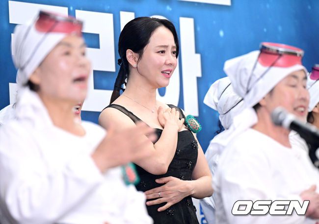 [OSEN=최규한 기자] 15일 오후 서울 상암동 스텐포드 호텔에서 JTBC 신규 프로그램 ‘딥 다이브 코리아: 송지효의 해녀 모험’(약칭 딥다이브) 제작발표회가 열렸다.딥다이브는 송지효가 제주에서 해녀 물질에 도전하고 그들과 진정한 유대감을 형성해 나가는 여정을 그린 다큐멘터리 프로그램이다. JTBC와 BBC 스튜디오의 첫 공동 제작 콘텐트이자 국내 방송사 중 최초로 BBC 스튜디오와 공동 제작한 사례로 많은 이들의 주목을 받고 있다.배우 송지효가 하도 해녀 합창단과 공연을 펼치고 있다. 2025.05.15 / dreamer@osen.co.kr