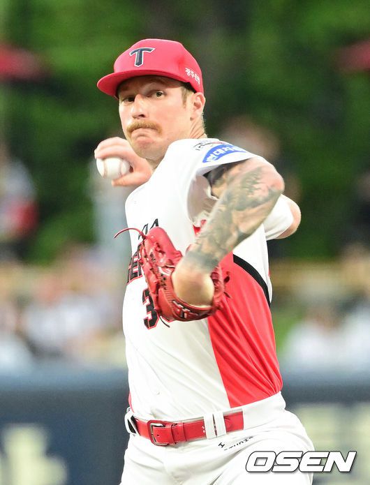 [OSEN=광주, 김성락 기자] 15일 오후 광주 북구 기아챔피언스필드에서 ‘2025 신한 SOL Bank KBO리그’ KIA 타이거즈와 롯데 자이언츠의 경기가 열렸다.KIA는 선발투수로 올러, 롯데는 나균안을 내세웠다.1회초 KIA 선발 올러가 마운드에 올라 힘차게 공을 뿌리고 있다. 2025.05.15 / ksl0919@osen.co.kr