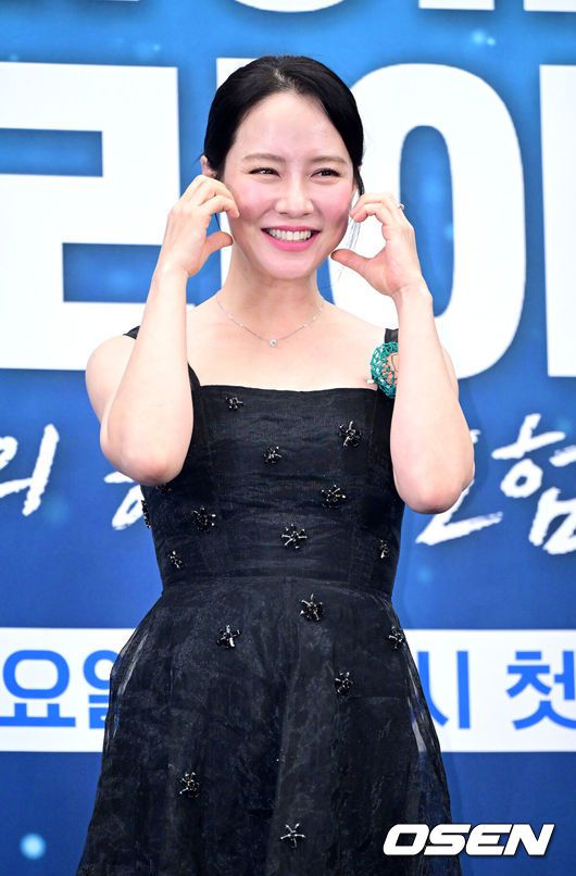 [OSEN=최규한 기자] 15일 오후 서울 상암동 스텐포드 호텔에서 JTBC 신규 프로그램 ‘딥 다이브 코리아: 송지효의 해녀 모험’(약칭 딥다이브) 제작발표회가 열렸다.딥다이브는 송지효가 제주에서 해녀 물질에 도전하고 그들과 진정한 유대감을 형성해 나가는 여정을 그린 다큐멘터리 프로그램이다. JTBC와 BBC 스튜디오의 첫 공동 제작 콘텐트이자 국내 방송사 중 최초로 BBC 스튜디오와 공동 제작한 사례로 많은 이들의 주목을 받고 있다.배우 송지효가 포토타임을 하고 있다. 2025.05.15 / dreamer@osen.co.kr