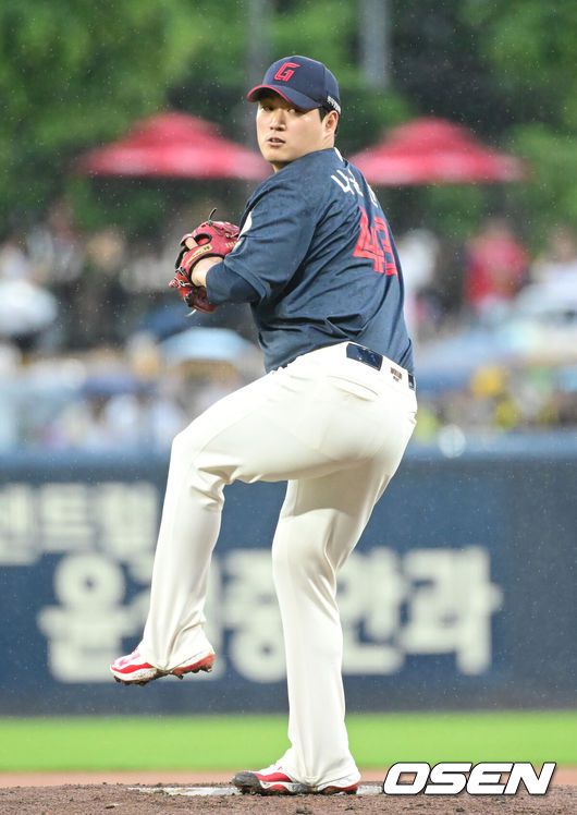 [OSEN=광주, 김성락 기자] 15일 오후 광주 북구 기아챔피언스필드에서 ‘2025 신한 SOL Bank KBO리그’ KIA 타이거즈와 롯데 자이언츠의 경기가 열렸다.KIA는 선발투수로 올러, 롯데는 나균안을 내세웠다.1회말 롯데 선발 나균안이 마운드에 올라 힘차게 공을 뿌리고 있다. 2025.05.15 / ksl0919@osen.co.kr