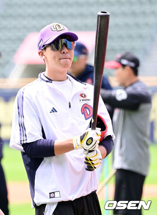 [OSEN=잠실, 최규한 기자] 6일 서울 잠실야구장에서 ‘2025 신한 SOL Bank KBO리그’ 두산 베아스와 LG 트윈스의 경기가 열린다.이날 두산은 최원준, LG는 요니 치리노스를 선발로 내세운다.경기를 앞두고 두산 김민석이 훈련을 마친 뒤 그라운드를 나서고 있다. 2025.05.06