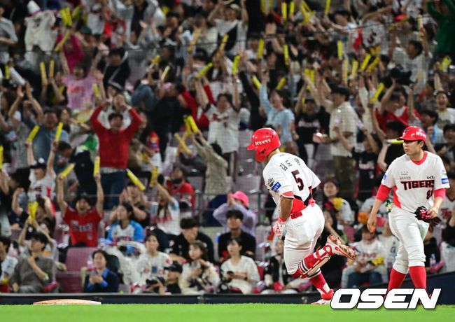 [OSEN=광주, 김성락 기자] 15일 오후 광주 북구 기아챔피언스필드에서 ‘2025 신한 SOL Bank KBO리그’ KIA 타이거즈와 롯데 자이언츠의 경기가 열렸다.KIA는 선발투수로 올러, 롯데는 나균안을 내세웠다.7회말 KIA 선두타자 김도영이 솔로 홈런을 날린 뒤 그라운드를 돌고 있다.  2025.05.15 / ksl0919@osen.co.kr