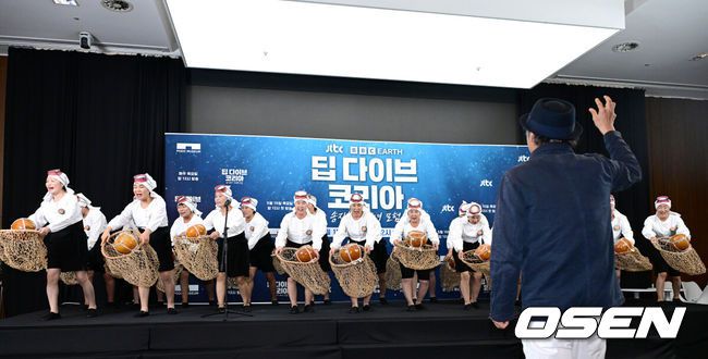 [OSEN=최규한 기자] 15일 오후 서울 상암동 스텐포드 호텔에서 JTBC 신규 프로그램 ‘딥 다이브 코리아: 송지효의 해녀 모험’(약칭 딥다이브) 제작발표회가 열렸다.딥다이브는 송지효가 제주에서 해녀 물질에 도전하고 그들과 진정한 유대감을 형성해 나가는 여정을 그린 다큐멘터리 프로그램이다. JTBC와 BBC 스튜디오의 첫 공동 제작 콘텐트이자 국내 방송사 중 최초로 BBC 스튜디오와 공동 제작한 사례로 많은 이들의 주목을 받고 있다.하도 해녀 합창단이 공연을 펼치고 있다. 2025.05.15 / dreamer@osen.co.kr