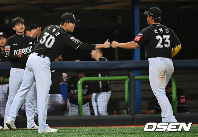 [OSEN=포항, 이석우 기자] 14일 포항야구장에서 2025 신한 SOL 뱅크 KBO 리그 삼성 라이온즈와 KT 위즈의 경기가 열렸다. 홈팀 삼성은 원태인이, 방문팀 KT는 소형준이 선발로 출전했다.KT 위즈 소형준이 6회말 2사 1, 2루 삼성 라이온즈 박병호를 우익수 플라이로 잡고 엄지척을 하고 있다. 2025.05.14 / foto0307@osen.co.kr