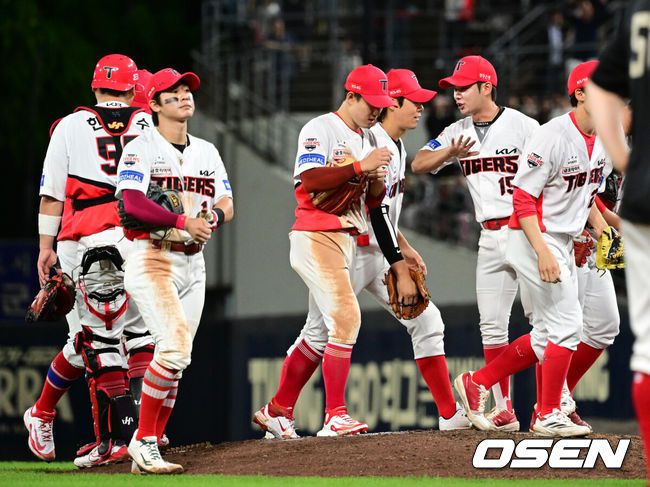 [OSEN=광주, 김성락 기자] 15일 오후 광주 북구 기아챔피언스필드에서 ‘2025 신한 SOL Bank KBO리그’ KIA 타이거즈와 롯데 자이언츠의 경기가 열렸다.이날 경기는 KIA 타이거즈가 롯데 자이언츠를 상대로 7-6 아슬아슬 승리를 따냈다.승리가 확정된 순간 KIA 선수들이 기쁨을 나누고 있다. 2025.05.15 / ksl0919@osen.co.kr