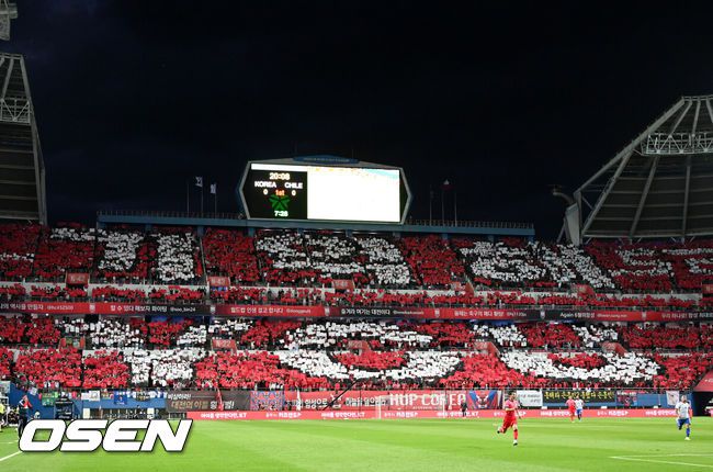 [OSEN=대전월드컵경기장, 이대선 기자] 6일 오후 대전월드컵경기장에서 대한민국과 칠레의 평가전이 진행됐다.전반 故유상철 감독을 추모하는 카드섹션이 진행되고 있다. 2022.06.06 /sunday@osen.co.kr
