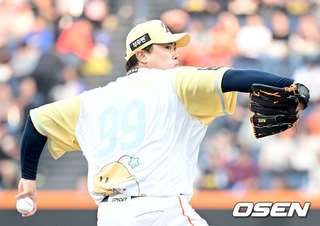 [OSEN=대전, 김성락 기자] 13일 대전 한화생명볼파크에서 ‘2025 신한 SOL Bank KBO리그’ 한화 이글스와 두산 베어스의 경기가 열렸다.이날 한화는 류현진, 두산은 최원준을 선발로 내세웠다.1회초 한화 선발 류현진이 마운드에 올라 힘차게 공을 뿌리고 있다. 2025.05.13 / ksl0919@osen.co.kr