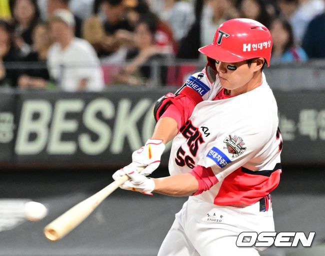 [OSEN=광주, 김성락 기자] 15일 오후 광주 북구 기아챔피언스필드에서 ‘2025 신한 SOL Bank KBO리그’ KIA 타이거즈와 롯데 자이언츠의 경기가 열렸다.KIA는 선발투수로 올러, 롯데는 나균안을 내세웠다.3회말 무사 1, 3루 KIA 오선우가 동점 1타점 적시타를 날리고 있다. 2025.05.15 / ksl0919@osen.co.kr