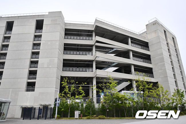 [OSEN=창원, 이석우 기자] 지난 3월 29일 NC 다이노스와 LG 트윈스의 경기 중 3루 내야석 매점 부근 약 4층 높이에 있던 알루미늄 '루버'가 떨어져 관중이 사망하는 사고가 발생했다. 지난 8일 KBO는 NC 다이노스 구단의 요청에 따라, NC가 울산 문수야구장을 2025 시즌 임시 대체 홈구장으로 사용하는 것을 승인했다. 사고가 발생한 지점의 루버를 포함해 야구장과 철골 주차장에 설치된 309개의 루버를 전면 철거했다. 2025.05.11 / foto0307@osen.co.kr