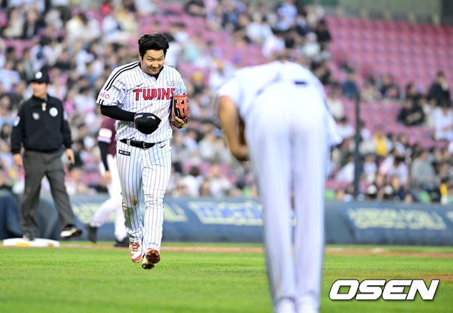 [OSEN=잠실, 최규한 기자] 15일 서울 잠실야구장에서 ‘2025 신한 SOL Bank KBO리그’ LG 트윈스와 키움 히어로즈의 경기가 열렸다.이날 홈팀 LG는 임찬규, 방문팀 키움은 하영민을 선발투수로 내세웠다.4회초 2사 1루 상황 키움 푸이그의 땅볼 타구를 처리한 LG 3루수 문보경을 향해 선발 임찬규가 인사를 전하고 있다. 2025.05.15 / dreamer@osen.co.kr