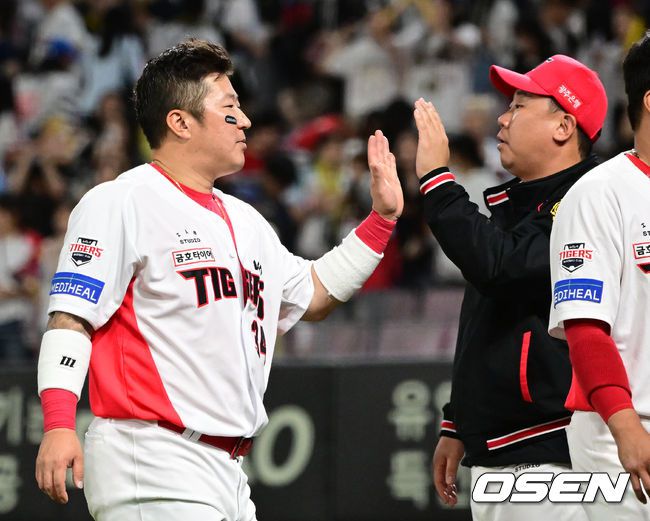 [OSEN=광주, 김성락 기자] 경기 종료 후 KIA 이범호 감독이 최형우와 하이파이브를 하고 있다. 2025.05.15 / ksl0919@osen.co.kr