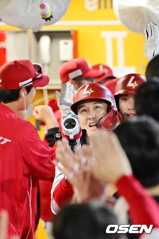 [OSEN=인천, 민경훈 기자] 15일 오후 인천 SSG랜더스필드에서 ‘2025 신한 SOL Bank KBO리그’ SSG 랜더스와 NC 다이노스의 경기가 열렸다.SSG는 앤더슨을, NC는 신민혁을 선발로 내세웠다.6회말 1사 주자 1,2루 SSG 최정이 좌월 선취 스리런 홈런을 때린 후 덕아웃에서 동료들과 기쁨을 나누고 있다. 2025.05.15 / rumi@osen.co.kr