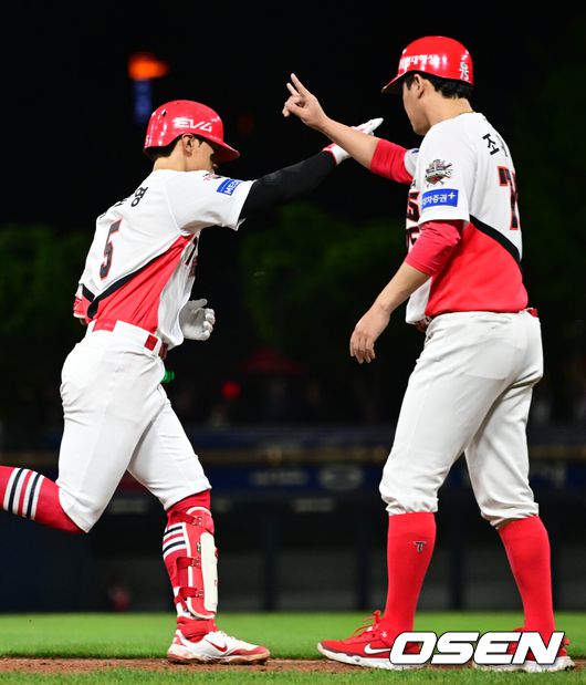[OSEN=광주, 김성락 기자] 15일 오후 광주 북구 기아챔피언스필드에서 ‘2025 신한 SOL Bank KBO리그’ KIA 타이거즈와 롯데 자이언츠의 경기가 열렸다.KIA는 선발투수로 올러, 롯데는 나균안을 내세웠다.7회말 KIA 선두타자 김도영이 솔로 홈런을 날린 뒤 조재영 코치와 하이파이브를 하고 있다. 2025.05.15 / ksl0919@osen.co.kr