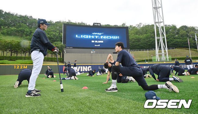 [OSEN=울산, 이석우 기자] 16일 울산 문수야구장에서 2025 신한 SOL 뱅크 KBO 리그 NC 다이노스와 키움 히어로즈의 경기가 열린다. 홈팀 NC는 최성영이, 방문팀 키움은 김선기가 선발로 출전한다.NC 다이노스 선수들이 대체 홈구장인 울산 문수야구장에 도착해 몸을 풀고 있다. 2025.05.16 / foto0307@osen.co.kr