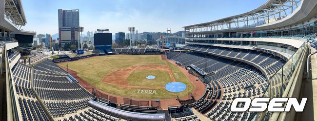 [OSEN=창원, 이석우 기자] 지난달 29일 LG 트윈스와 NC 다이노스와의 경기 중 3루 내야석 매점 부근 약 4층 높이에 있던 알루미늄 '루버'가 떨어져 관중이 사망하는 사고가 발생했다. 해당 사고의 여파로 지난 30일 LG와 NC의 경기는 즉각 취소됐고, 1일부터 3일까지 열리는 SSG 랜더스와의 경기는 3연전을 모두 취소했다. 또한 피해자 애도를 위해 1일 모든 경기는 전면 취소됐다. 관계자들이 창원NC파크 안전 점검을 이틀 동안 진행한다. 사진은 창원NC파크 전경. 2025.04.01 / foto0307@osen.co.kr