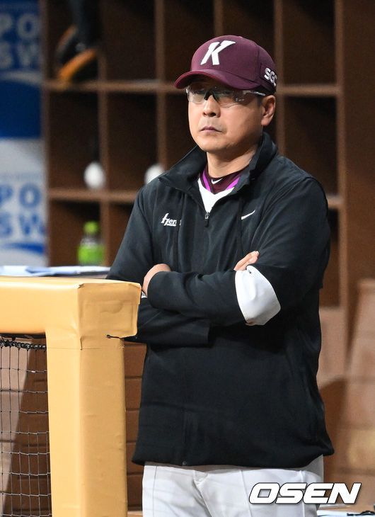 [OSEN=고척, 이대선 기자] 1일 오후 서울 고척스카이돔에서 2025 신한 SOL Bank KBO리그 키움 히어로즈와 롯데 자이언츠의 경기가 열렸다.키움은 조영건, 롯데는 데이비슨을 선발 투수로 내세웠다.8회말 키움 홍원기 감독이 경기를 바라보고 있다. 2025.05.01 /sunday@osen.co.kr