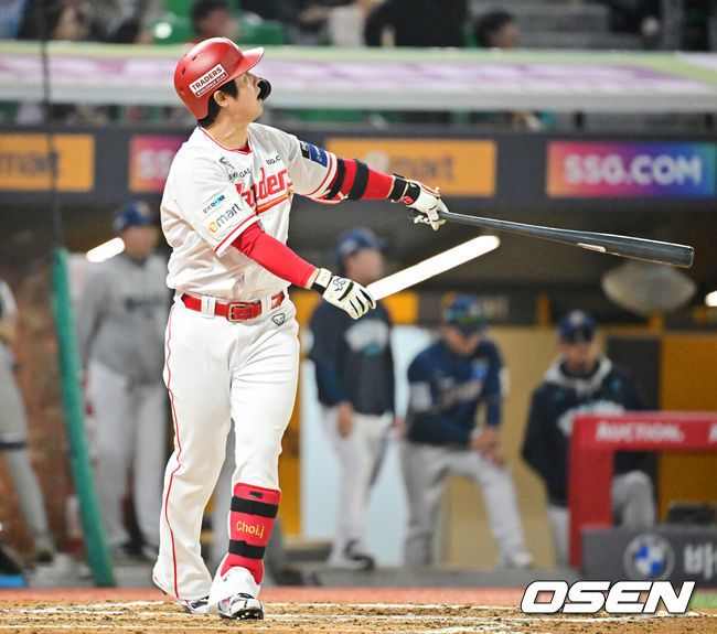 [OSEN=인천, 민경훈 기자] 15일 오후 인천 SSG랜더스필드에서 ‘2025 신한 SOL Bank KBO리그’ SSG 랜더스와 NC 다이노스의 경기가 열렸다.SSG는 앤더슨을, NC는 신민혁을 선발로 내세웠다.6회말 1사 주자 1,2루 SSG 최정이 좌월 선취 스리런 홈런을 때리고 있다. 2025.05.15 / rumi@osen.co.kr