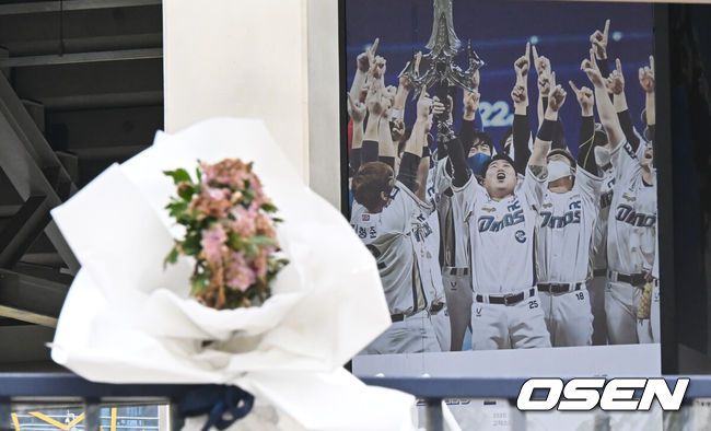 [OSEN=창원, 이석우 기자] 지난 3월 29일 NC 다이노스와 LG 트윈스의 경기 중 3루 내야석 매점 부근 약 4층 높이에 있던 알루미늄 '루버'가 떨어져 관중이 사망하는 사고가 발생했다. 지난 8일 KBO는 NC 다이노스 구단의 요청에 따라, NC가 울산 문수야구장을 2025 시즌 임시 대체 홈구장으로 사용하는 것을 승인했다. 구조물 추락 사고로 여성 관중이 사망했던 창원NC파크 마산구장에 시민들이 추모하며 갖다 놓은 조화와 추모글이 빼곡히 놓여 있다. 2025.05.11 / foto0307@osen.co.kr
