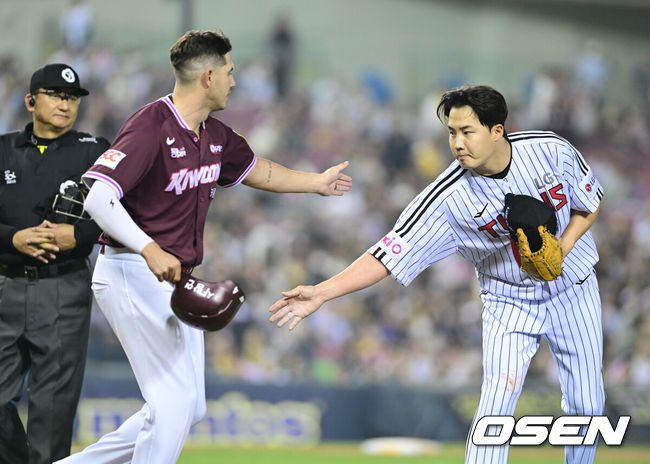 [OSEN=잠실, 최규한 기자] 15일 서울 잠실야구장에서 ‘2025 신한 SOL Bank KBO리그’ LG 트윈스와 키움 히어로즈의 경기가 열렸다.이날 홈팀 LG는 임찬규, 방문팀 키움은 하영민을 선발투수로 내세웠다.7회초 1사 주자없는 상황 LG 임찬규가 키움 카디네스에게 몸 맞는 공을 내준 뒤 사과의 뜻을 표하고 있다. 이에 출루하며 인사를 전하는 카디네스. 2025.05.15 / dreamer@osen.co.kr