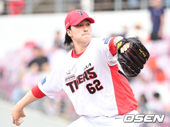 [OSEN=광주, 김성락 기자] 17일 오후 광주 북구 기아챔피언스필드에서 ‘2025 신한 SOL Bank KBO리그’ KIA 타이거즈와 두산 베어스의 더블헤더 1차전 경기가 열렸다.더블헤더 1차전 홈팀 KIA는 네일, 원정팀 두산은 콜어빈을 선발로 내세웠다.9회초 KIA 정해영이 마운드에 올라 힘차게 공을 뿌리고 있다. 2025.05.17 / ksl0919@osen.co.kr