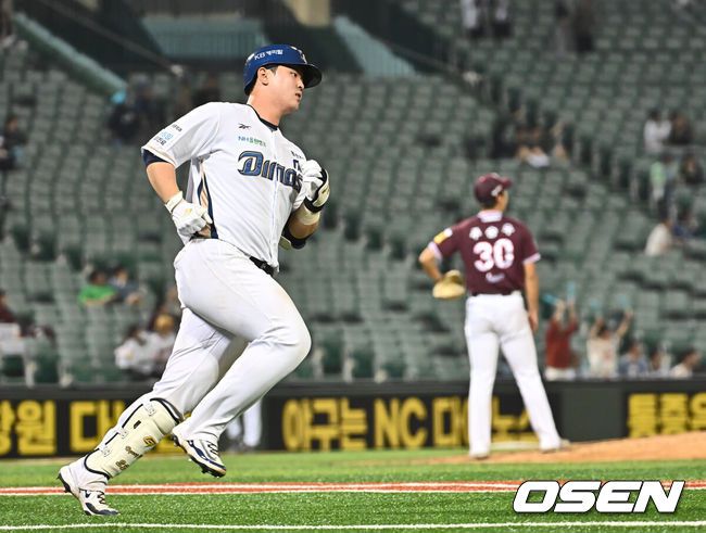 [OSEN=울산, 이석우 기자] 17일 울산 문수야구장에서 2025 신한 SOL 뱅크 KBO 리그 NC 다이노스와 키움 히어로즈의 더블헤더 2차전 경기가 열렸다. 홈팀 NC는 최성영이, 방문팀 키움은 김연주가 선발로 나섰다.NC 다이노스 김형준이 9회말 좌월 솔로 홈런을 치고 그라운드를 돌고 있다. 2025.05.17 / foto0307@osen.co.kr