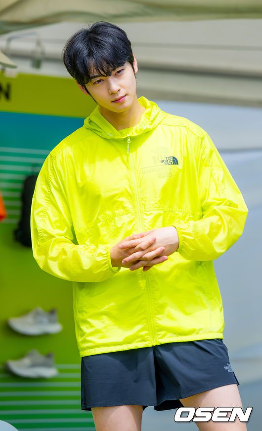 [OSEN=강릉, 민경훈 기자] 가수 겸 배우 차은우와 함께하는 국제 트레일러닝 대회 ‘TNF 100 강원' 행사가 17일 강원도 강릉시 초당동 경포호수광장에서 열렸다.