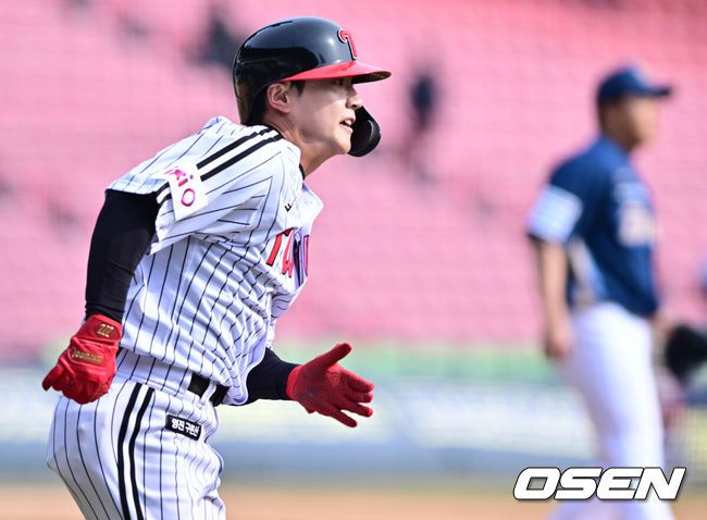 [OSEN=잠실, 조은정 기자]17일 오후 서울 잠실야구장에서 2025 신한 SOL뱅크 KBO 리그 시범경기 LG 트윈스와 NC 다이노스의 경기가 열렸다.홈팀 LG는 에르난데스를, 원정팀 NC는 김태경을 선발 투수로 내세웠다.7회말 1사 LG 최원영이 2루타를 날리고 있다. 2024.03.17 /cej@osen.co.kr
