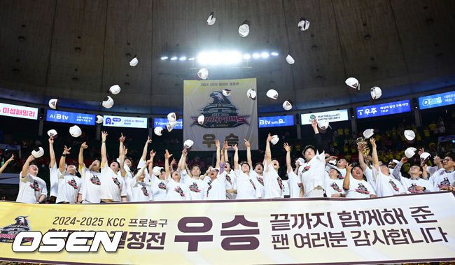 [OSEN=잠실학생체, 최규한 기자] 창원 LG가 창단 첫 우승의 영광을 쏘아 올렸다.창원 LG는 17일 서울잠실학생체육관에서 열린 2024-2025 KCC 프로농구 챔피언결정전 7차전서 서울 SK에 62-58로 승리했다.이날 승리로 LG는 지난 1997-1998 KBL 참가 후 창단 처음으로 챔피언결정전 정상에 올랐다.챔피언 결정전 우승을 거머쥔 LG 조상현 감독을 비롯한 코칭스태프와 선수들이 모자를 던지며 기뻐하고 있다. 2025.05.17 / dreamer@osen.co.kr