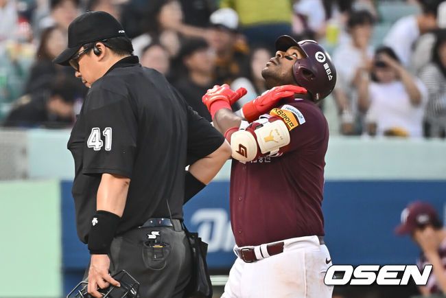 [OSEN=울산, 이석우 기자] 17일 울산 문수야구장에서 2025 신한 SOL 뱅크 KBO 리그 NC 다이노스와 키움 히어로즈의 더블헤더 2차전 경기가 열렸다. 홈팀 NC는 최성영이, 방문팀 키움은 김연주가 선발로 나섰다.키움 히어로즈 푸이그가 3회초 좌월 솔로 홈런을 치고 세리머니를 하고 있다. 2025.05.17 / foto0307@osen.co.kr