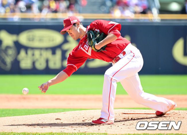 [OSEN=잠실, 지형준 기자] 4일 오후 서울 잠실야구장에서 2025 신한 SOL Bank KBO리그 LG 트윈스와 SSG 랜더스의 경기가 열렸다.이날 엘리에이저 에르난데스의 부상 대체 외국인투수로 LG에 입단한 코엔 윈이 KBO리그 데뷔전을 갖는다. SSG 선발은 박종훈.1회말 SSG 박종훈이 역투하고 있다. 2025.05.04 /jpnews@osen.co.kr