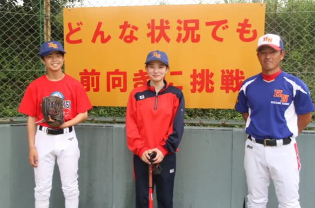 선수 1명과 여학생 매니저가 지키고 있는 히카미니시 고등학교 야구부. 오른쪽은 후지타 감독. 뒤쪽에 ‘어떤 상황에도 긍정적으로 도전’이라는 플래카드가 걸렸다. 사진 = 효고현 단바시 아오가키초