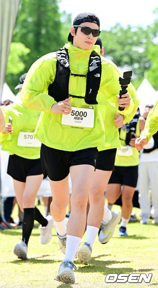 [OSEN=강릉, 민경훈 기자] 가수 겸 배우 차은우와 함께하는 국제 트레일러닝 대회 ‘TNF 100 강원' 행사가 17일 강원도 강릉시 초당동 경포호수광장에서 열렸다.