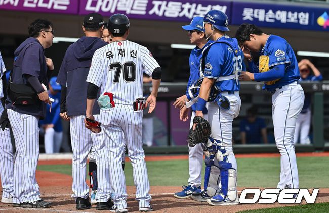 [OSEN=부산, 이석우 기자] 18일 부산 사직야구장에서 2025 신한 SOL 뱅크 KBO 리그 롯데 자이언츠와 삼성 라이온즈의 경기가 열렸다. 홈팀 롯데는 데이비슨, 방문팀 삼성은 이승현이 선발 출전했다.삼성 라이온즈 이승현이 5회말 롯데 자이언츠 장두성의 머리를 맞추고 사과 인사를 하고 있다. 2025.05.18 / foto0307@osen.co.kr