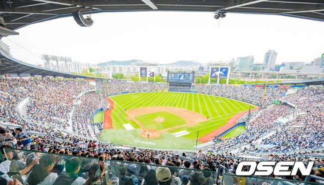 [OSEN=잠실, 박준형 기자]  5일 오후 서울 잠실구장에서 ‘2025 신한 SOL BANK KBO리그’ 두산 베어스와 LG 트윈스의 경기가 진행됐다.이날 경기에는 두산은 콜어빈을 LG은 송승기를 선발투수로 내세웠다.어린이날 만원 관중이 모인 가운데 야구팬들이 열띤 응원을 펼치고 있다   .  2025.05.05 / soul1014@osen.co.kr