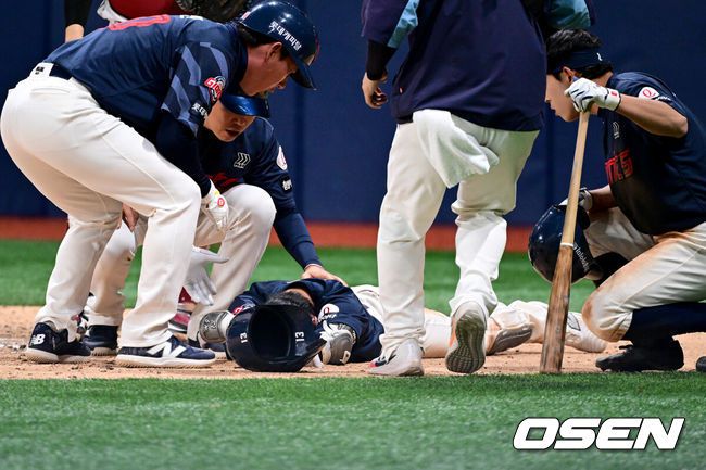 [OSEN=고척, 조은정 기자]29일 오후 서울 고척스카이돔에서 ‘2025 신한 SOL BANK KBO리그’  키움 히어로즈와 롯데 자이언츠의 경기가 진행됐다.이날 경기에서 키움은 김윤하를, 롯데는 반즈를 선발투수로 내세웠다.7회초 1사 1,2루 롯데 전민재가 키움 양지율에게 헤드샷을 맞은 뒤 쓰러지고 있다.  2025.04.29 /cej@osen.co.kr