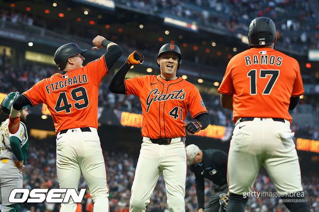 [사진] 샌프란시스코 윌머 플로레스가 3회 만루 홈런을 친 뒤 동료들과 기뻐하고 있다. ⓒGettyimages(무단전재 및 재배포 금지)