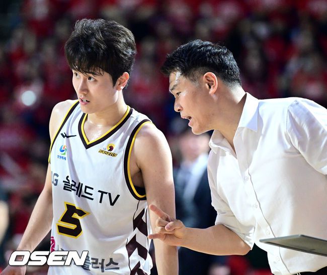 [OSEN=잠실학생체, 최규한 기자] 17일 오후 서울 잠실학생체육관에서 ‘2024-2025 KCC 프로농구’ 챔피언결정 7차전 서울 SK와 창원 LG의 경기가 열렸다.챔프 6차전까지 양 팀은 3승 3패로 팽팽하게 맞섰다. SK는 사상 첫 챔프전 리버스 스윕으로 통합 우승을, LG는 창단 첫 챔프전 우승을 노린다.2쿼터, LG 조상현 감독이 양준석에게 작전 지시를 내리고 있다. 2025.05.17 / dreamer@osen.co.kr