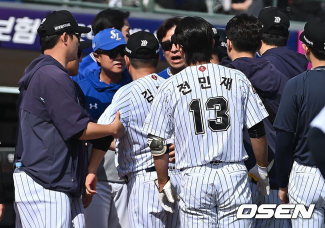 [OSEN=부산, 이석우 기자] 18일 부산 사직야구장에서 2025 신한 SOL 뱅크 KBO 리그 롯데 자이언츠와 삼성 라이온즈의 경기가 열렸다. 홈팀 롯데는 데이비슨, 방문팀 삼성은 이승현이 선발 출전했다.롯데 자이언츠 김태형 감독과 선수들이 5회말 2사 윤동희의 머리로 향한 삼성 라이온즈 양창섭의 투구에 벤치 클리어링을 하고 있다. 2025.05.18 / foto0307@osen.co.kr