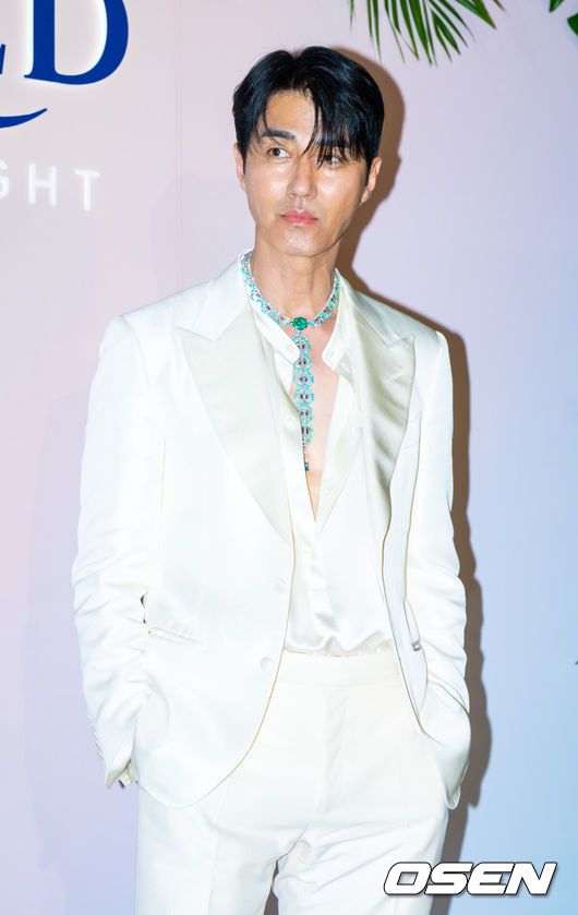 [OSEN=박준형 기자] 13일 오후 조선 팰리스 서울 강남에서 2025 무슈 프레드 아이디얼 라이트 하이주얼리 이벤트 셀럽 포토콜 행사가 진행됐다.이날 행사에는 BTS 진 (브랜드 앰배서더)과 김혜수, 차승원, 이성경, 박세리, 오상욱이 참석했다.차승원이 포즈를 취하고 있다.   2025.03.13   / soul1014@osen.co.kr