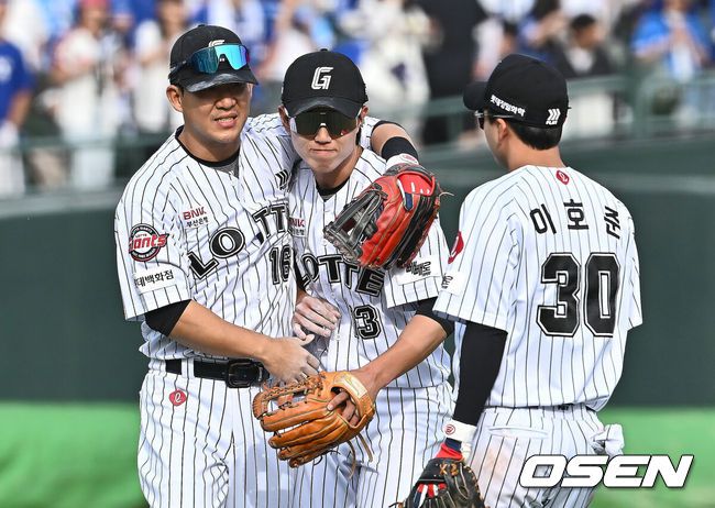 [OSEN=부산, 이석우 기자] 18일 부산 사직야구장에서 2025 신한 SOL 뱅크 KBO 리그 롯데 자이언츠와 삼성 라이온즈의 경기가 열렸다. 홈팀 롯데는 데이비슨, 방문팀 삼성은 이승현이 선발 출전했다.롯데 자이언츠 전민재가 삼성 라이온즈에 6-3으로 승리한 후 김민성의 축하를 받고 있다. 2025.05.18 / foto0307@osen.co.kr