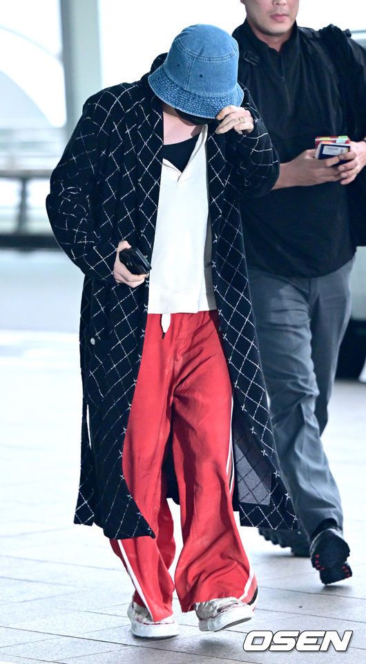 [OSEN=인천공항, 최규한 기자] 가수 지드래곤(GD)가 16일 오후 해외 일정 참석을 위해 인천공항을 통해 필리핀 마닐라로 출국했다.GD는 ’지드래곤 2025 월드투어 [위버맨쉬](G-DRAGON 2025 WORLD TOUR [bermensch])- 불라칸’을 통해 팬들을 만날 예정이다.가수 지드래곤이 출국장으로 향하고 있다. 2025.05.16 / dreamer@osen.co.kr