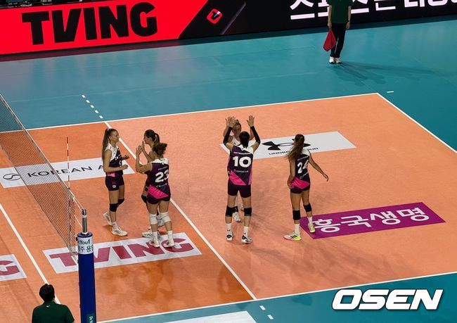 2024-2025시즌을 끝으로 은퇴한 ‘배구여제’ 김연경이 세계적인 스타들과 함께 뜻깊은 시간을 보냈다. / OSEN DB