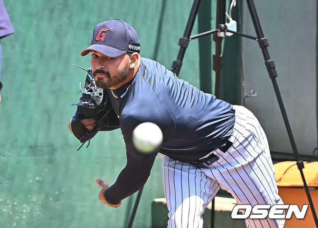 [OSEN=부산, 이석우 기자] 18일 부산 사직야구장에서 2025 신한 SOL 뱅크 KBO 리그 롯데 자이언츠와 삼성 라이온즈의 경기가 열린다. 홈팀 롯데는 데이비슨, 방문팀 삼성은 이승현이 선발 출전한다.롯데 자이언츠 새 외국인 투수 감보아가 불펜에서 투구를 선보이고 있다. 2025.05.18 / foto0307@osen.co.kr