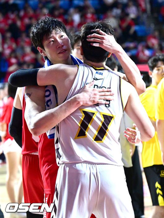 [OSEN=잠실학생체, 최규한 기자] 창원 LG가 창단 첫 우승의 영광을 쏘아 올렸다.창원 LG는 17일 서울잠실학생체육관에서 열린 2024-2025 KCC 프로농구 챔피언결정전 7차전서 서울 SK에 62-58로 승리했다.이날 승리로 LG는 지난 1997-1998 KBL 참가 후 창단 처음으로 챔피언결정전 정상에 올랐다.챔피언 결정전 우승을 거머쥔 LG 허일영과 SK 오세근이 인사를 나누고 있다. 2025.05.17 / dreamer@osen.co.kr