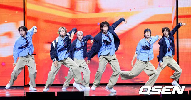 [OSEN=이대선 기자] 19일 서울 용산구 블루스퀘어 SOL트래블홀에서 그룹 라이즈 정규 1집 ‘ODYSSEY’ 미디어 쇼케이스가 열렸다.라이즈의 정체성을 확고히 하는 이번 앨범은 독자적 장르 ‘이모셔널 팝’을 담은 10개 트랙으로 구성되어 있으며, 19일 오후 6시 각종 음악 사이트에서 음원이 공개된다.라이즈가 신곡 무대를 선보이고 있다. 2025.05.19 /sunday@osen.co.kr